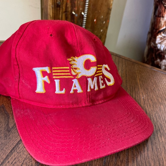 Red Fleury Embroidered Cap - Picture 4 of 5
